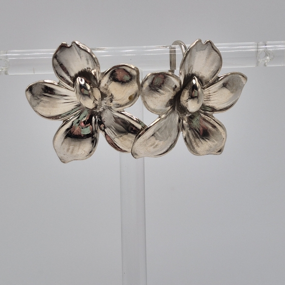 Elegant AND Adorable Sterling Silver Floral  Earrings. Marked "Sterling". - Picture 5 of 5